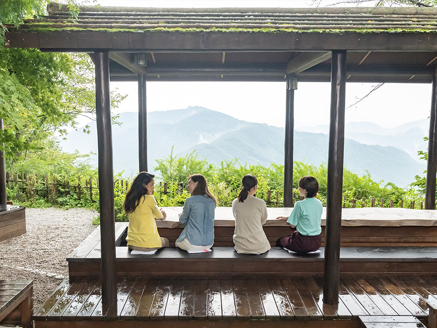 山上の足湯で景色を眺めながら足を休めよう！